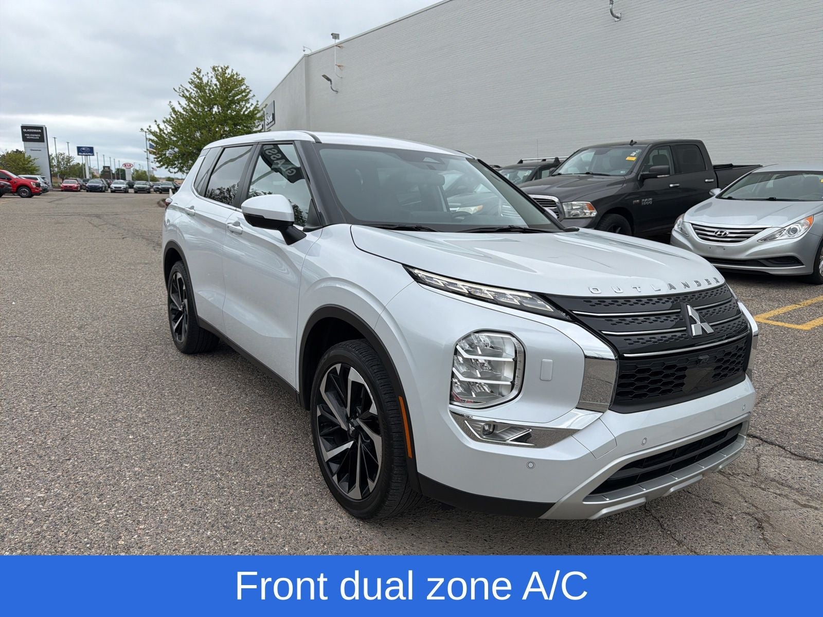 2023 Mitsubishi Outlander SE